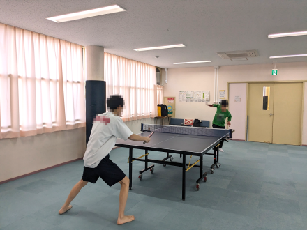 寄贈した卓球台で遊ぶ子供