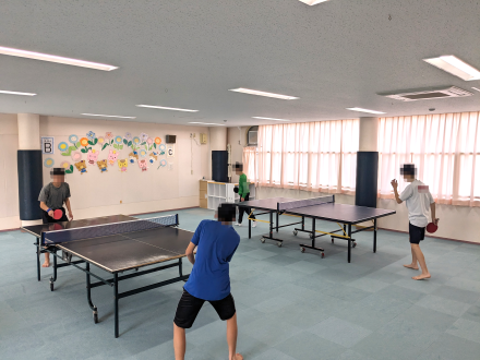 寄贈した卓球台で遊ぶ子供