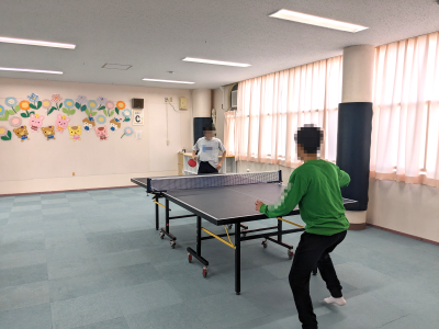 寄贈した卓球台で遊ぶ子供